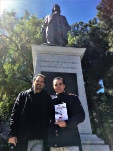 Encuentro con Salvador Amaya, escultor de la estatua de Don Blas de Lezo, en Madrid. Escenario de un capítulo de La mano del verdugo - Juan Solo - La mano del verdugo - Novela negra