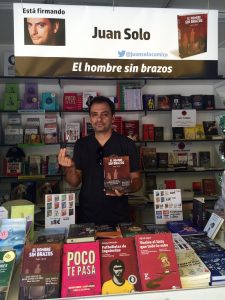 Diluvio en la Feria del Libro de Madrid - Juan Solo - El hombre sin brazos - Escritor